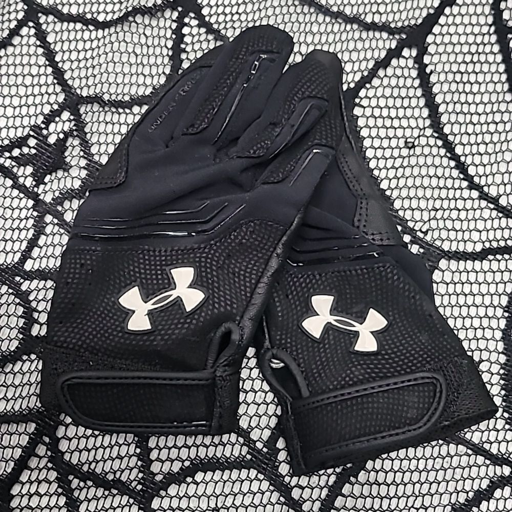 Under Armour Black & White Baseball Batting Gloves Size YXS